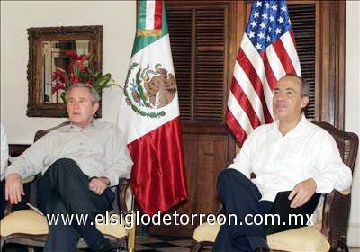 George W. Bush (izq), se comprometió a que al regresar a Washington trabajará 'con el Congreso para sacar adelante una Ley (migratoria) que respete la Justicia' y los valores de Estados Unidos, pero que 'también sea humana'.