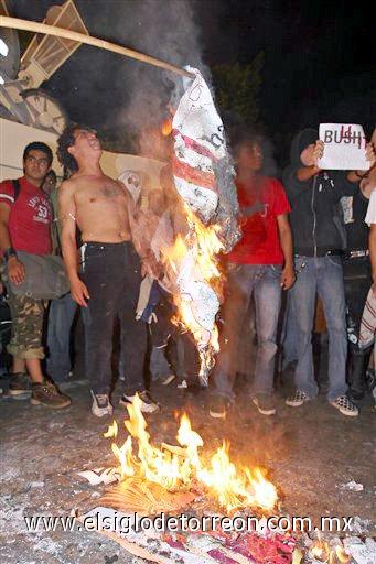 Un grupo de jóvenes quemaron la bandera de Estados Unidos, en repudio por la visita del mandatario norteamericano.