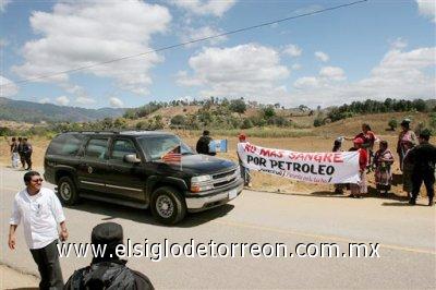 Manifestantes bloqueron la carretera a Uxmal e intentaron impedir el paso del convoy que acompañaba a los presidentes George W. Bush de Estados Unidos y Felipe Calderón de México.