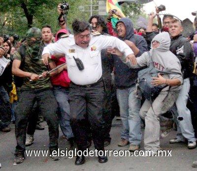 En la ciudad de México, la policía que resguardaba la embajada de Estados Unidos fue agredida a pedradas y con otros objetos por el millar de personas que protestaban contra la visita del mandatario.

Los manifestantes fueron dispersados con gases lacrimógenos lanzados por la policía que logró detener a tres agresores, reportó la Secretaría de Seguridad Pública de la capital mexicana.