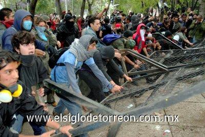 Alrededor de 200 personas protestaron por la visita de Bush frente a la valla metálica de tres metros que protegía el hotel donde se hospeda.