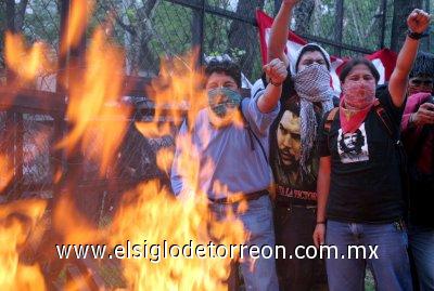 Los manifestantes rompieron vidrios y una puerta de madera  del edificio municipal de la capital de Yucatán que data del siglo XIX, al tiempo que golpearon a policías que resguardaba esta construcción, dijo Rodrigo Ordóñez, portavoz de la policía municipal.