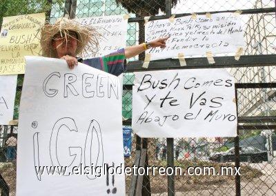Mujeres gritaban: “Esta es una protesta no es vandalismo”, al mismo tiempo otro grupo recolectaba piedras y las lanzaba hacia las sedes gubernamentales.