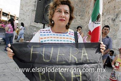 Unas 50 personas se manifestaron con pancartas y mantas en contra de la visita del presidente de Estados Unidos.