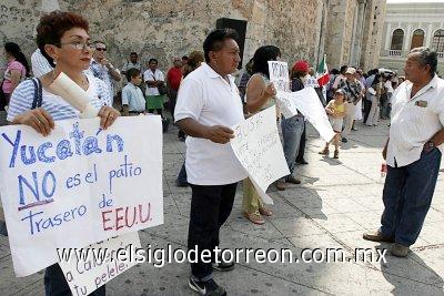 Tras intentar ingresar a la zona hotelera donde estuvieron hospedados los presidentes de México y Estados Unidos, Felipe Calderón y George W. Bush, respectivamente, un contingente de universitarios decidió trasladar sus protesta al zócalo de la capital, en donde se encuentran ubicadas las instalaciones del Palacio Municipal y el Palacio de Gobierno.