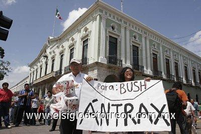 Manifestantes contra la presencia del presidente de Estados Unidos, George W. Bush, en México, causaron destrozos en la sede del Palacio de Gobierno en la zona centro de Mérida. Cerca de 20 jóvenes fueron detenidos.