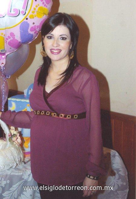 13032007
Vanessa Carlos de Contreras espera el nacimiento de su primera bebita, por lo cual sus familiares le ofrecieron una bonita fiesta de canastilla.