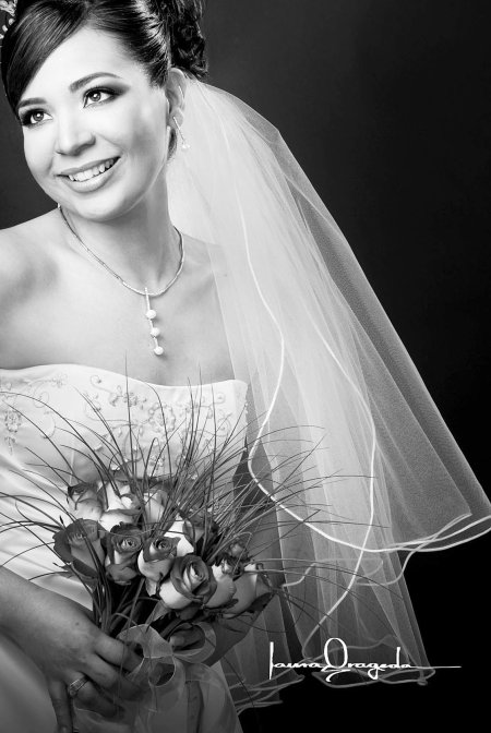 C.P. Griselda García Castro el día de su boda con el Lic. y C.P. Everardo Zúñiga Rodríguez.



Estudio: Laura Grageda