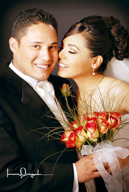 Lic. y C.P. Everardo Zúñiga Rodríguez y C.P. Griselda García Castro contrajeron matrimonio en la parroquia del Inmaculado Corazón de María, el 23 de diciembre de 2006.



Estudio: Laura Grageda