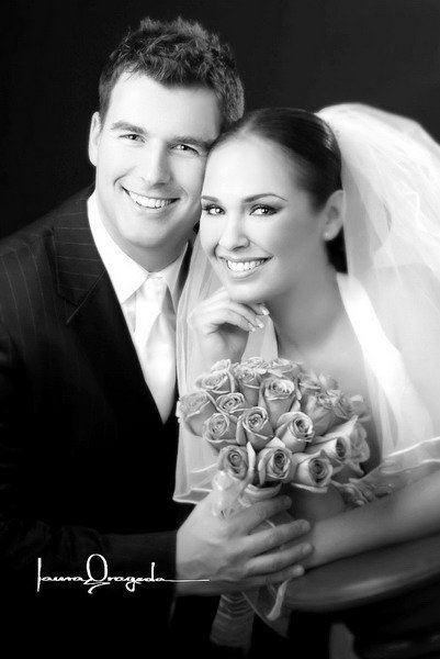 L.A.E. Tamara de la Fuente Zorrilla el día de su boda con el L.F. Casey Sambs.



Estudio: Laura Grageda