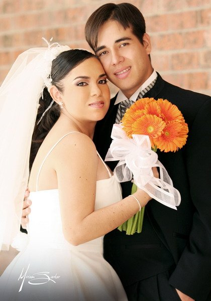 Sr. Aldo Iván Hermosillo Nájera y Srita. Irma Valeria Cabral Flores contrajeron matrimonio religioso en la capilla del Señor de la Resurrección del Centro Saulo, el 11 de noviembre de 2006.



Estudio: Miriam Barker