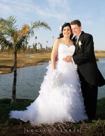 Sr. Johannes Cornelis Adriaan Kamp y Srita. Idoia Leal Belausteguigoitia recibieron la bendición nupcial en la parroquia de Nuestra Señora de la Encarnación, el tres de febrero de 2007.



Estudio: Luciano Laris