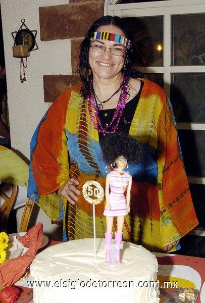 11032006 
Al estilo de la moda juvenil de los 70, la señora Mayela Villarreal celebró su cumpleaños.
