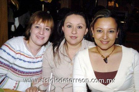 11032006 
Angélica, Nancy y Paola.