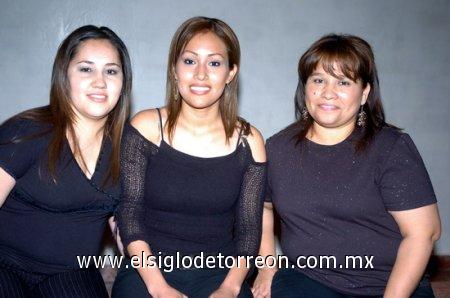 11032006 
Nancy Ramírez, Fabiola Delgado y Gaby Claro.
