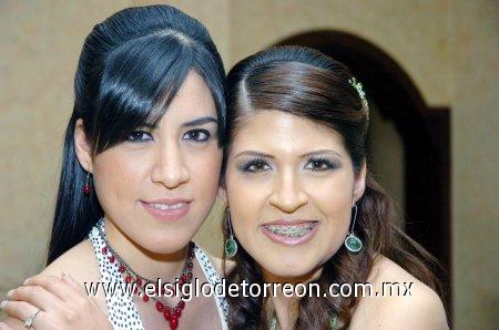 11032007 
Sharon junto a su hermana, Lizbeth Ávila Nájera.