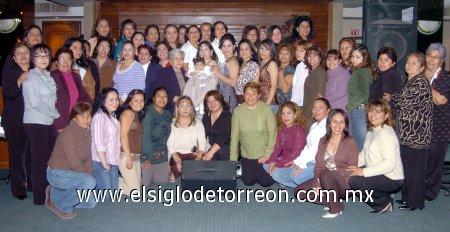 11032007 
Gratos momentos compartió Laura Mónica Alanís Reyes con sus invitadas, quienes la felicitaron por su próxima boda.