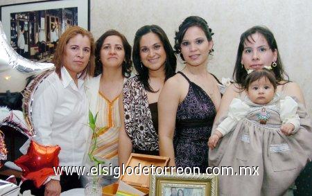 11032007 
Juana María Trujillo Barraza, María Dolores Reyes Ibarra, Jéssica Alanís de Hernández y Patricia Alanís de Jaramillo junto a la futura novia, Laura Mónica Alanís.