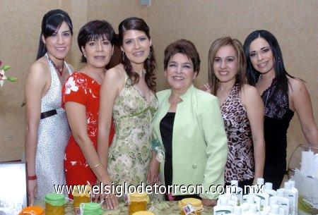 11032007 
Lizbeth Ávila Nájera, Lupita Nájera de Ávila, Carmelita Villarreal de Montellano, Carmelita y Claudia Montellano al lado de la futura novia, Sharon Ávila.