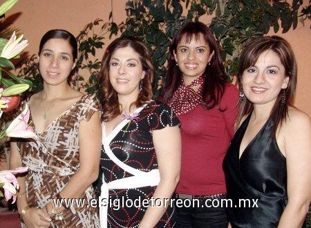 11032007 
Natalia  Sánchez junto a las anfitrionas de su fiesta de despedida de soltera.