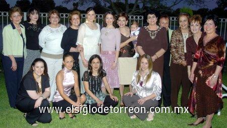 11032007 
Ana Sophia Martín y Analú Aranzábal disfrutaron de una despedida con motivo de sus respectivos enlaces, la cual fue organizada por Gaby Sáenz, entre otras.