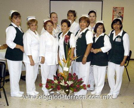 11032007 
Cony López Bustos, el día de su jubilación acompañada por sus compañeras de la Clínica 71.