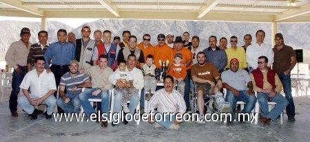 11032007 
Don Jaime Aguilera Villarreal junto a sus hijos Jaime y Javier Schultz, sus nietos Jaime y Alberto y un grupo de amistades.