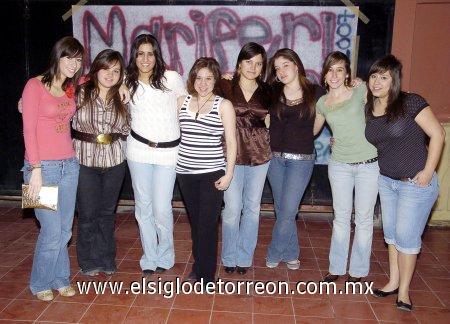 11032007 
Marifer Pastrana acompañada por un grupo de amigas en su fiesta de cumpleaños.