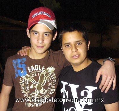 14032007
El festejado junto a su primo Pablo Fernández.