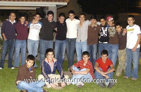 14032007
Eduardo Fernández Aburto con sus amigos Jacobo, Pablo, Antuán, Alejandro, Juan Pablo, Santiago, Carlos, Ricardo, Mario, Juan Pablo, Alberto, Andrés, Esteban y José.