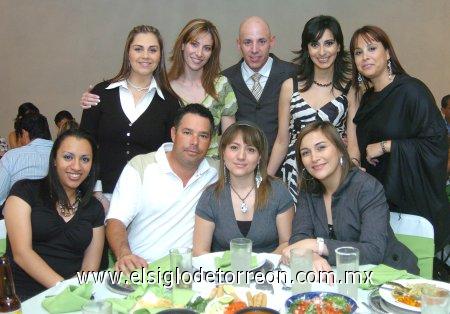14032007
Emilio y Alicia Flores, Ana Karla Tumoine, Areadna Flores, Chela Ortiz, Leny Gibert, Mónica Cárdenas, Rogelio y Layla Sada.