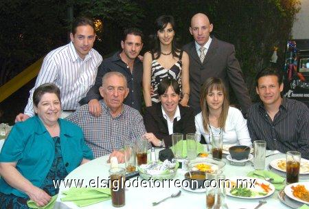 14032007
Tules de Sada, Rogelio Sada, Lorena Sada, Laura Sada de Arenal, Rogelio y Layla Sada, Carlos Arenal, Rodrigo Sada y Roberto Sada.