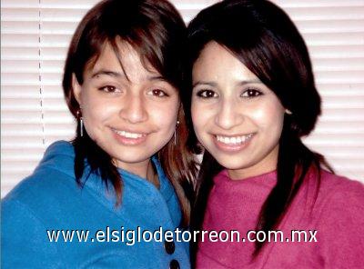 16032007 
Zaira junto a su hermana, Claudia González Ruiz.
