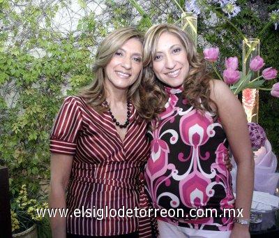 16032007 
Mayela junto a la anfitriona de su fiesta de canastilla, Luz del Carmen de Castellanos.