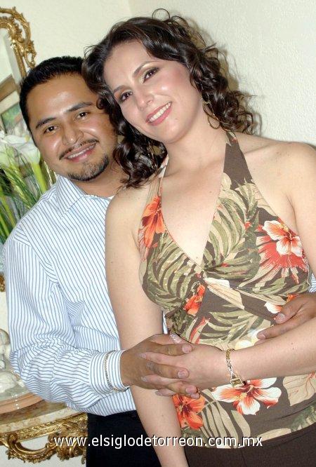 16032007
Eleno García Aguirre junto a Cecilia Hinojosa Lugo, quienes formalizaron su compromiso matrimonial.   V-Adriana Cepeda y Gerardo Sánchez Lozano