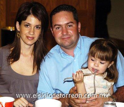 Fernando, Rosa María y Jimena Dávila.
