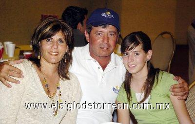 El Laguna Open los reúne

 Guillermo Saldaña, Ana Lorena Saldaña y Lorena de Saldaña.