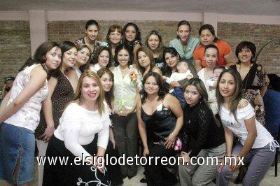 18032007 
Mirna Cinthia Valenzuela Frayre el día de su fiesta de despedida, junto a un grupo de invitadas.