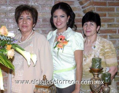 18032007 
Mirna junto a su mamá, María del Carmen Frayre y su suegra, Crecencia Peña.