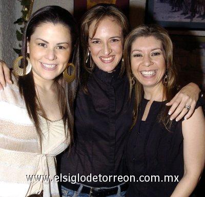 18032007 
Analú con sus amigas Paty Galván y Katia Ruiz.