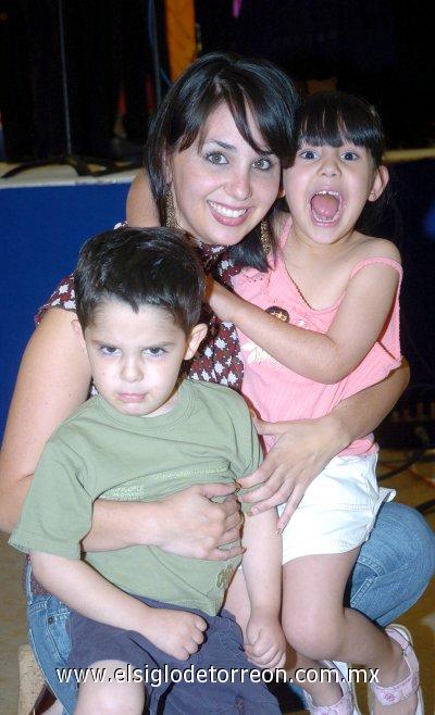 18032007 
Andrea y Carlos Fernández y Alejandra de Fernández.