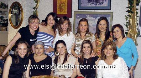 18032007 
Analú junto a un grupode amigas en su fiesta de despedida.