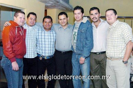 18032007 
Josué junto a sus amigos.
