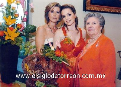 23032007 
La futura novia, Maty, junto a su mamá, Maty Ruenes de Espada y su suegra, Montserrat Cagigas de Solana. D-Celina Barrientos González en su fiesta de despedida