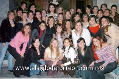 23032007 V-Mariana Barraza Padilla, junto a un grupo de invitadas a su fiesta de despedida de soltera. D-Celina Barrientos González en su fiesta de despedida