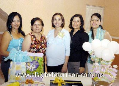 23032007 
Cecy de Iparrea acompañada por Angélica Castillo, Juanita Mancha, Paty y Rosario Iparrea.