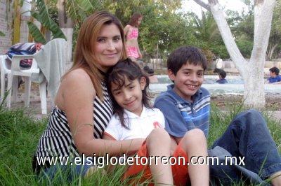 23032007 
Melanie Fonseca Valdez, acompañada por su mamá, Angie Valdez y su hermano Óscar.