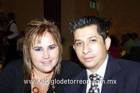 18032007 
Óscar López del Río e Isela Sotomayor celebraron su decimotercer aniversario de feliz matrimonio.