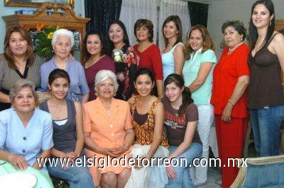 20032007
Yuri Morales Vargas, acompañada de las invitadas a la fiesta de despedida, que le ofrecieron Mayra y Coco Rentería, Tracy Hernández, Raquel Villa, Tere Vargas, Lety Torres y Socorro Guerrero Alvarado.