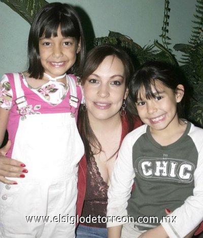 19032007
Adriana de Sáenz con sus hijas Ana Sofía y Luisa Fernanda Sáenz.